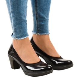 Braun lackierte Pumps an der Säule 579-2