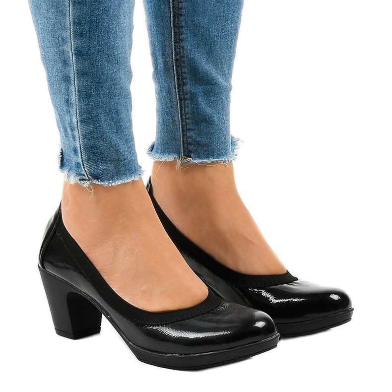 Schwarz lackierte Pumps an der Säule 579-2