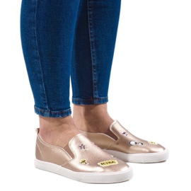 Goldene Sneaker mit G82-5 Prints