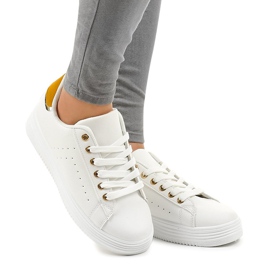 Klassische weiße Sneaker auf der BK-52-Plattform