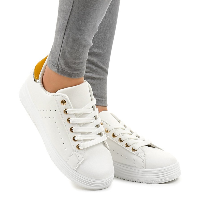 Klassische weiße Sneaker auf der BK-52-Plattform