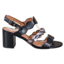 Small Swan Sandalen an einer Bar schwarz