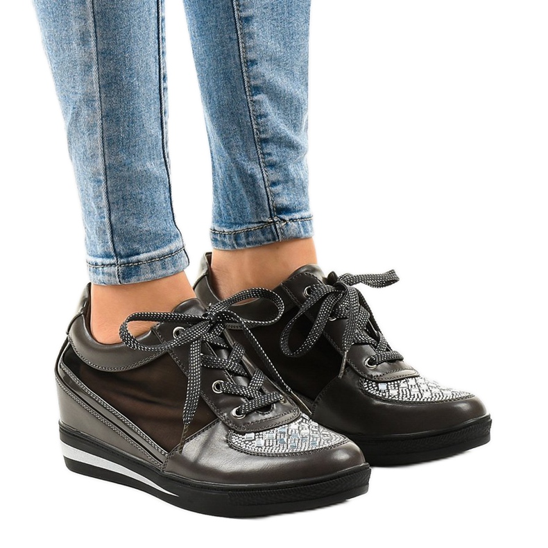 Graue Mesh-Sneakers auf dem Keil TL-29