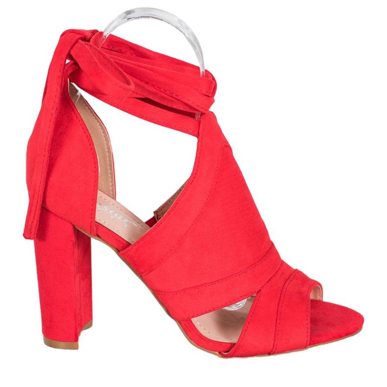 Seastar Gebundene Sandalen an einem Pfosten rot