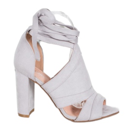 Seastar Gebundene Sandalen an einer Bar grau