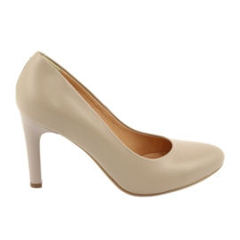 Mustang-Pumps an der Espinto 755/153-Säule beige