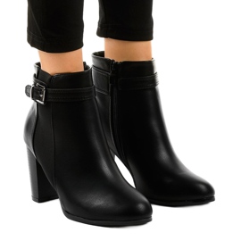 Schwarze Stiefel am Pfosten mit einem elastischen F815-2