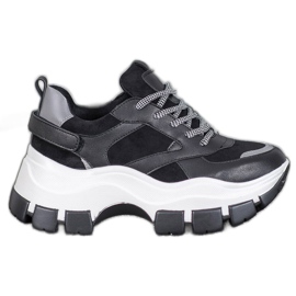 Weide Schwarze Turnschuhe auf der Plattform