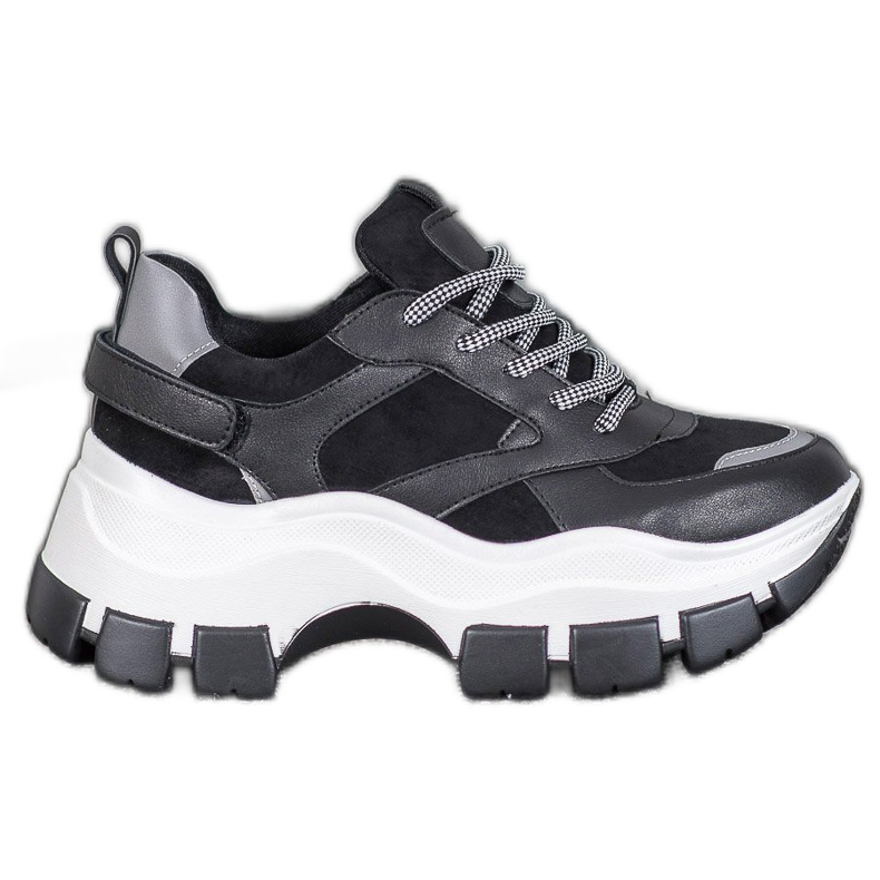 Weide Schwarze Turnschuhe auf der Plattform