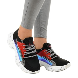 Schwarze Turnschuhe verziert mit HL-03