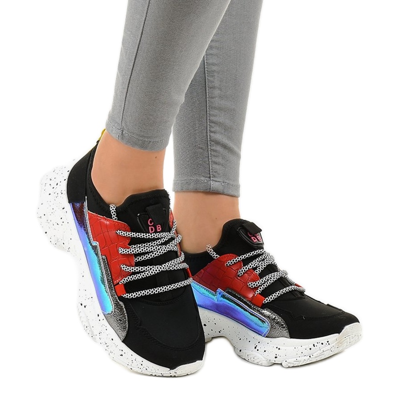 Schwarze Turnschuhe verziert mit HL-03