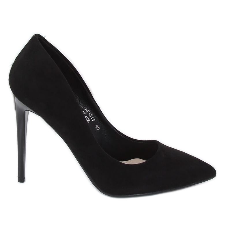 Pumps auf einem schwarzen NF-51P Black Pin