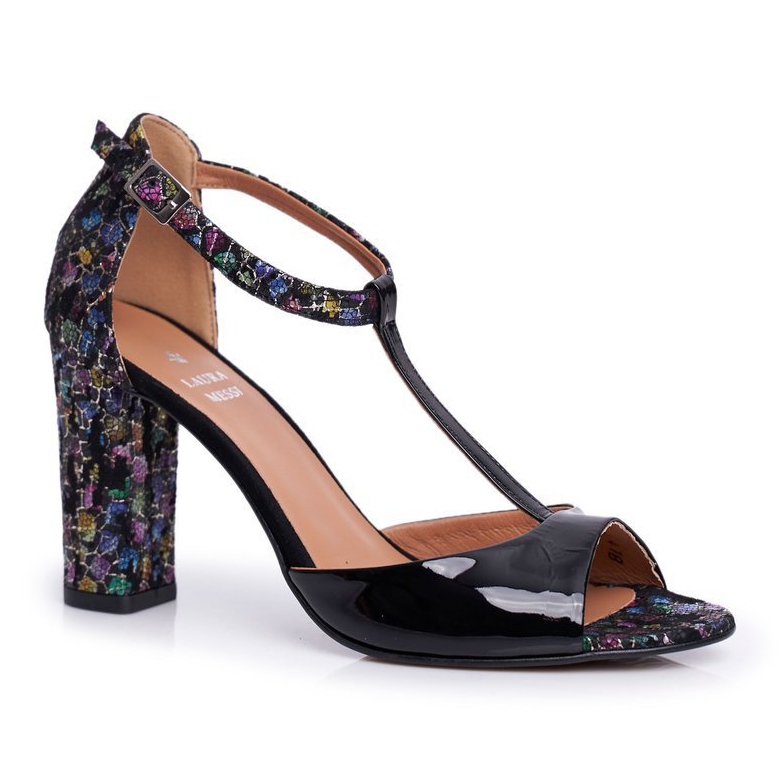 Sandalen auf einer Bar Laura Messi 1916 Black Crystals schwarz