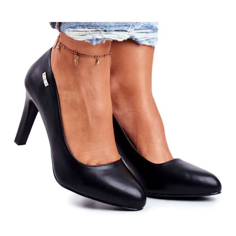 Schwarze Damen Pumps Matt Sergio Leone auf einem Campbell Post