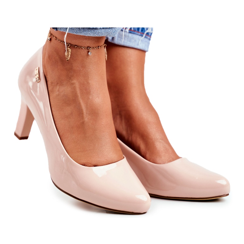 Frauenpumpen Sergio Leone lackiert auf einem beige-nackten Beitrag