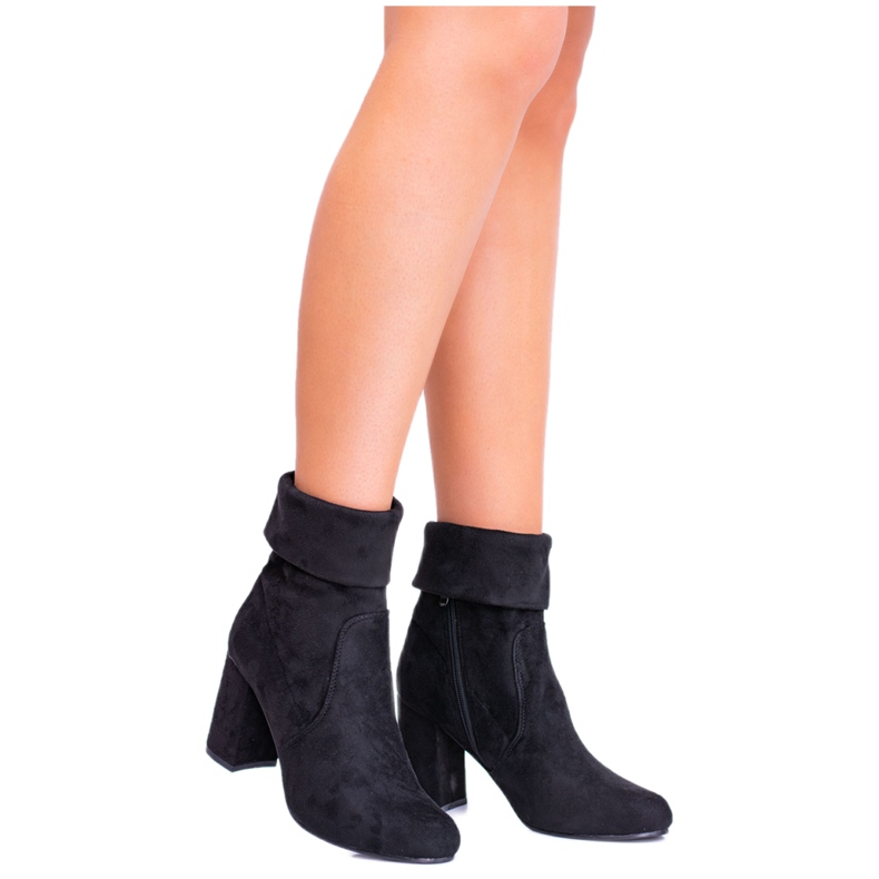 EVE Schwarze Wildleder-Damenstiefel auf einem Dharma-Pfosten