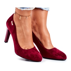 Damen Pumps aus Wildleder in Burgunderrot auf einer Bar Sergio Leone Campbell