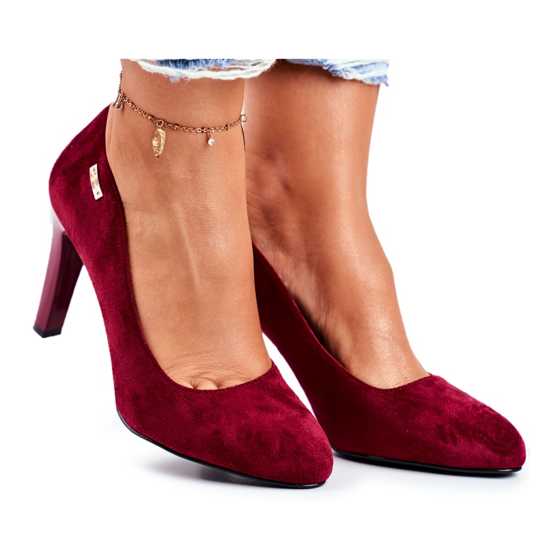 Damen Pumps aus Wildleder in Burgunderrot auf einer Bar Sergio Leone Campbell