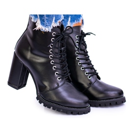 Lu Boo Black Boots auf einem Pfosten mit Halsey Strasssteinen schwarz
