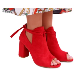 Vinceza Rote Booties Sandalen auf einer Bar Offene Zehen Grau