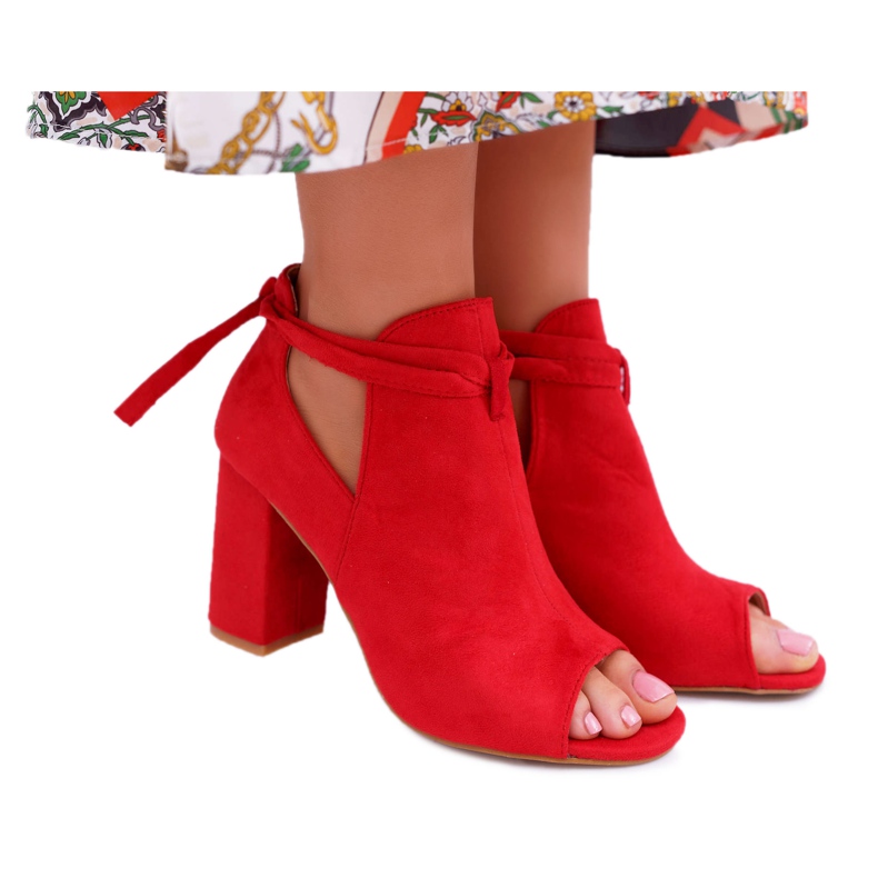 Vinceza Rote Booties Sandalen auf einer Bar Offene Zehen Grau