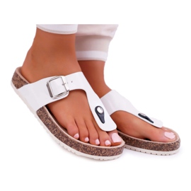 SEA Damen Hausschuhe Flip-Flops auf schwarz lackierter weißer Palette