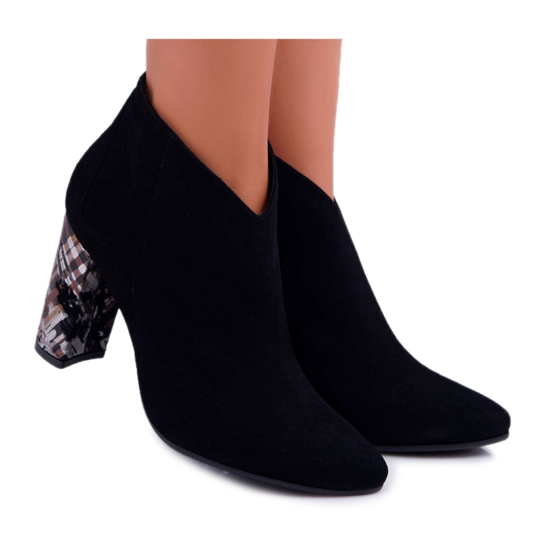 Schwarze elegante Wildlederstiefel auf einer Stange Laura Messi 2047