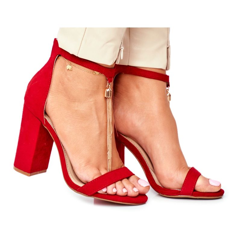 FW1 Rote Wildledersandalen an einer Bar mit Annick Fringe