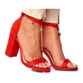 FW1 Orangefarbene Wildledersandalen an einer Bar mit Annick Fringe