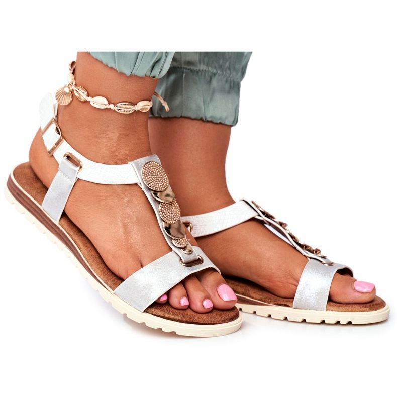 EVE Flache silberne Damensandalen mit Milton-Verzierungen grau