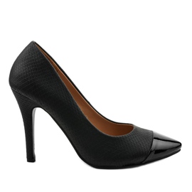 Schwarze Pumps an der YS-356 Ferse