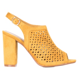 Weide Durchbrochene Sandalen an einer Bar gelb