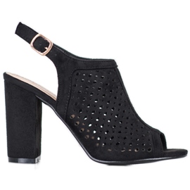 Weide Durchbrochene Sandalen an einer Bar schwarz