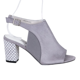 Goodin Aufbausandalen mit kariertem Absatz grau