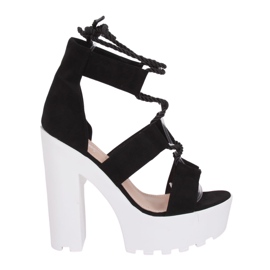 Schwarze Sandalen auf der Plattform NS120 Black