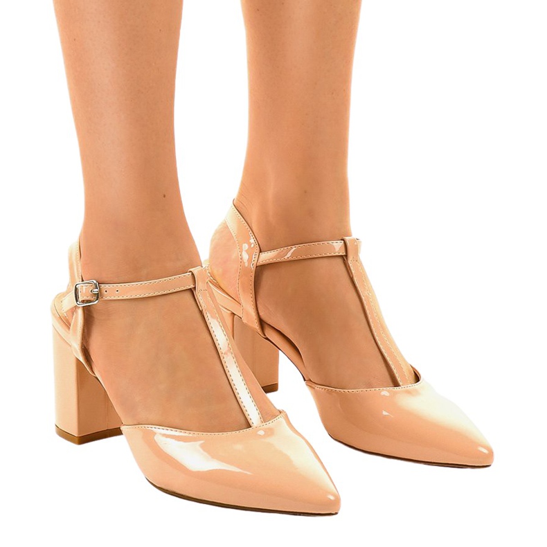 Beige Pumpen an der D85-17 Säule