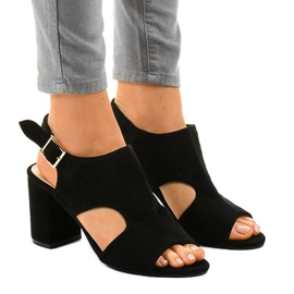 Schwarze durchbrochene Sandalen mit einem Schnitt 99-33A