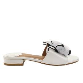 Weiße Hausschuhe mit Schleife an der Ferse XH1021
