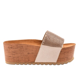 Beige Pantoffeln auf der Plattform 77-99