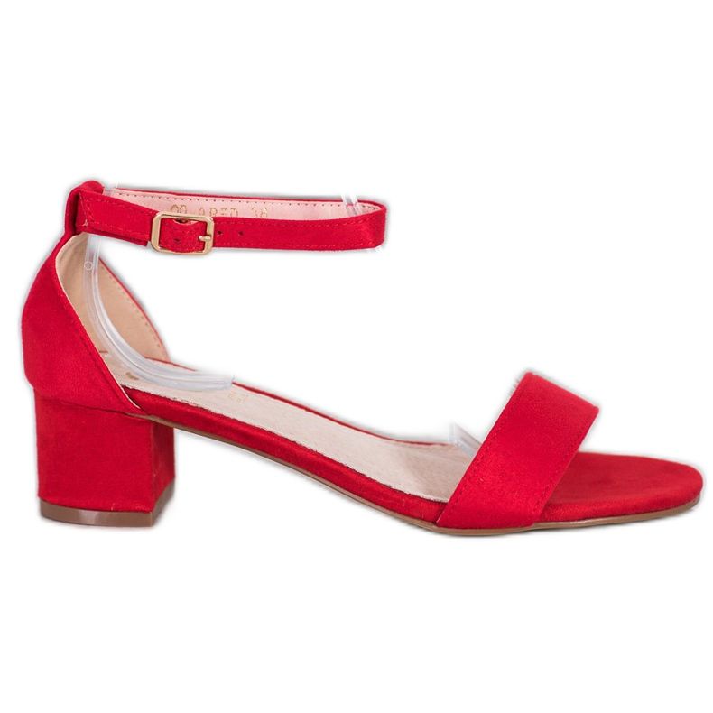 Small Swan Rote Sandalen auf einer Bar