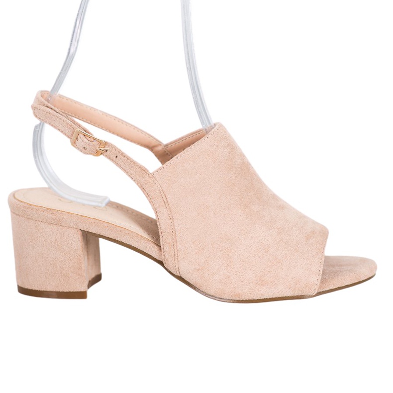 Small Swan Beige Schuhe an einer Bar