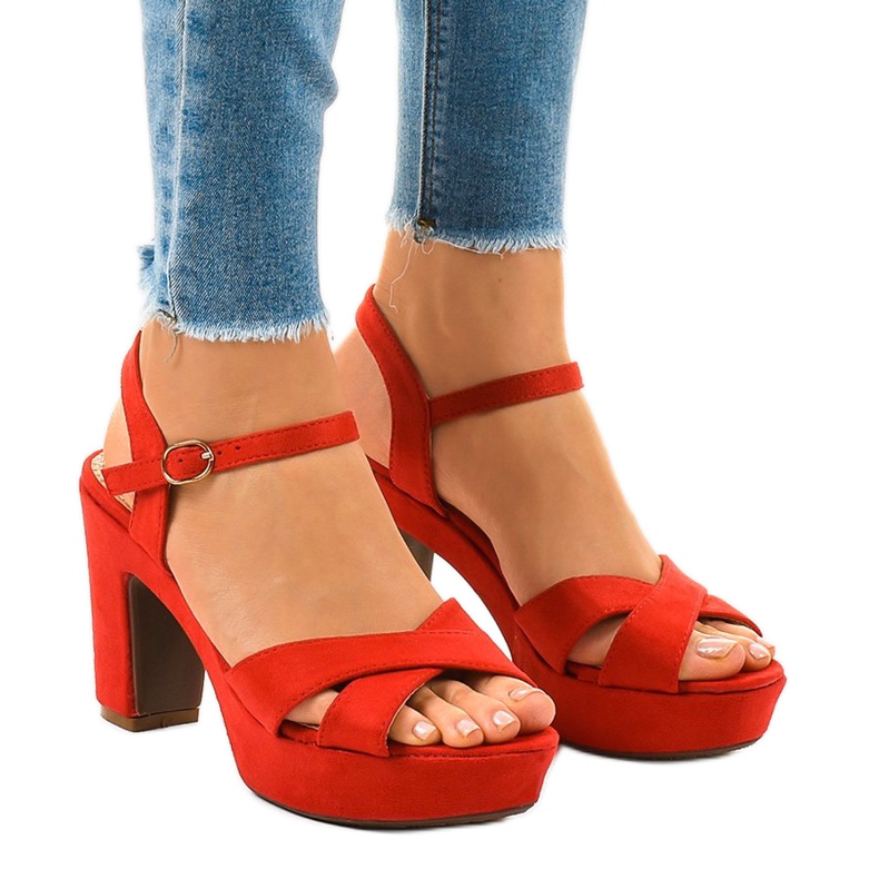 Rote Sandalen am Pfosten JC15017