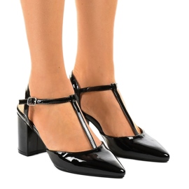 Schwarze Pumps am D85-17 Pfosten