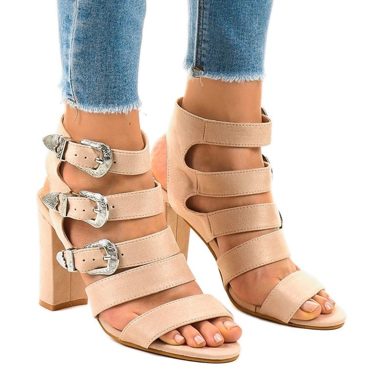 Beige Sandalen auf einem Pfosten mit 8022 Schnallen