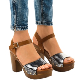 Schwarze Sandalen mit hohen Absätzen 150-615