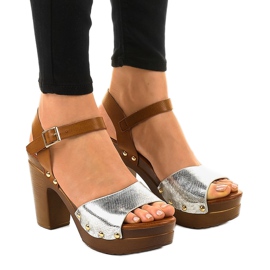 Silberne Sandalen mit hohen Absätzen 150-615 braun grau