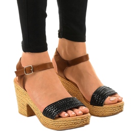 Schwarze Sandalen mit hohen Absätzen 150-614 braun