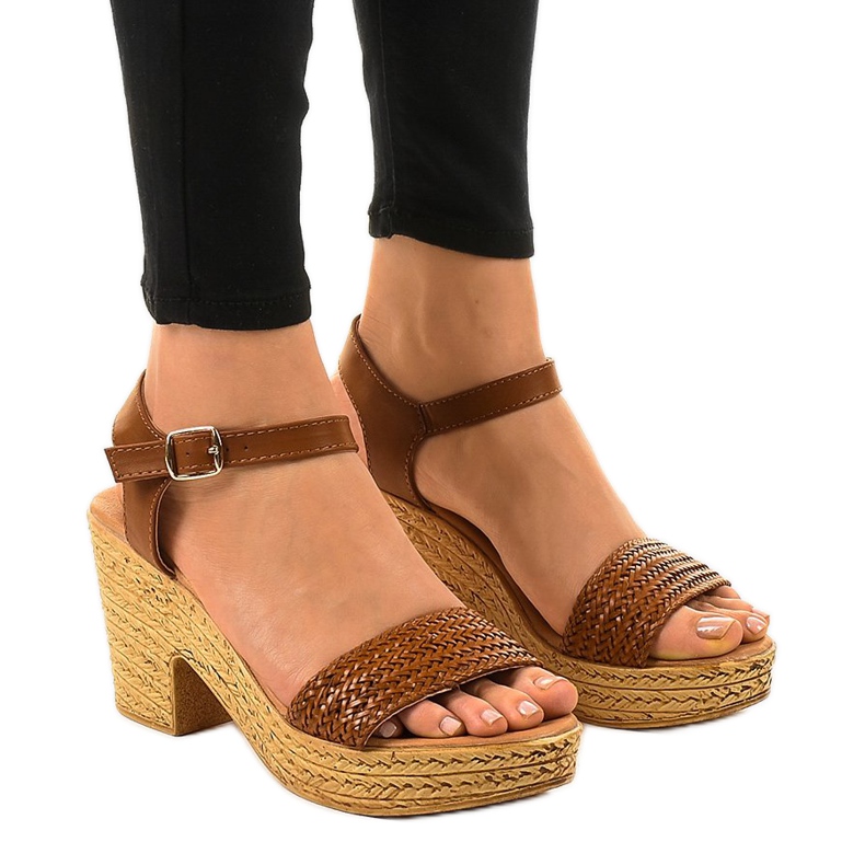 Braune Sandalen mit hohen Absätzen 150-614