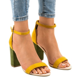 Gelbe und grüne Sandalen auf einem Pfosten mit einer Schnalle 0280-135