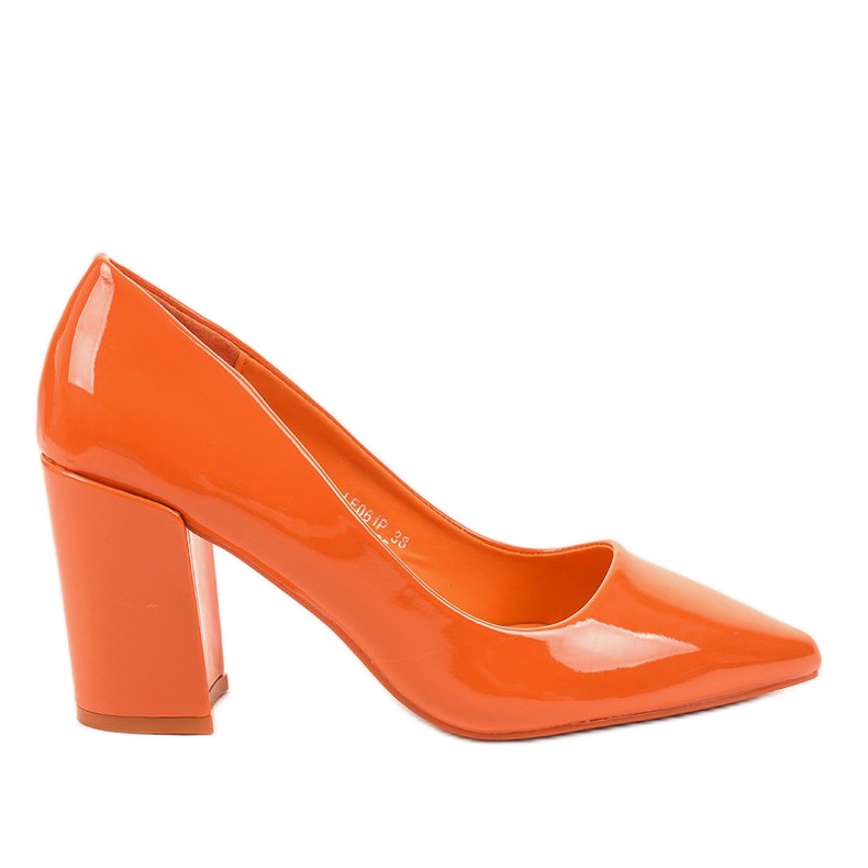 Orangefarbene Pumpen am LE061P-Pfosten